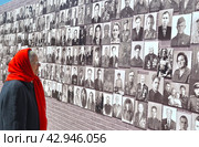 Пожилая женщина вспоминает прошлое возле стены памяти. Город Тюмень (2016 год). Редакционное фото, фотограф Александр Тараканов / Фотобанк Лори