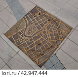Вологда. Крышка люка городской канализации (2024 год). Редакционное фото, фотограф Владимир Кошарев / Фотобанк Лори