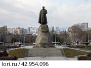 Памятник русскому землепроходцу Ерофею Павловичу Хабарову, город Хабаровск, Хабаровский край, Россия. Туристическая достопримечательность Хабаровска. Путешествие на Дальний Восток России. (2023 год). Редакционное фото, фотограф Андрей Степанов / Фотобанк Лори