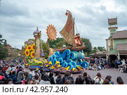 Дневной парад. Диснейленд. Токио. Япония. Февраль 2024. Редакционное фото, фотограф Владимир Макеев / Фотобанк Лори