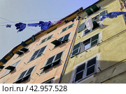 Узенькие итальянские улицы с развешанным бельем (2019 год). Стоковое фото, фотограф Ирина Зубова / Фотобанк Лори