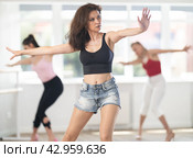 Female instructor performing graceful sass dance movements during group class. Стоковое фото, фотограф Яков Филимонов / Фотобанк Лори