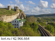Инкерманский Свято-Климентовский пещерный монастырь, железная дорога и крепость Каламита г. Севастополь (2024 год). Стоковое фото, фотограф Сергей Чернявский / Фотобанк Лори