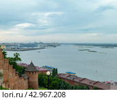 Старый кремль высится над рекой (Стрелка, Нижний Новгород) (2018 год). Стоковое фото, фотограф Илья Старков / Фотобанк Лори