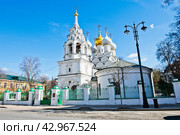 Храм Святителя Николая в Пыжах. Весенний день. Улица Большая Ордынка. Москва. Россия (2024 год). Редакционное фото, фотограф E. O. / Фотобанк Лори