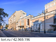 Улица Большая Ордынка, Малый Театр, Москва (2023 год). Стоковое фото, фотограф Baturina Yuliya / Фотобанк Лори