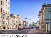 Улица Большая Ордынка, Малый Театр, Москва (2023 год). Стоковое фото, фотограф Baturina Yuliya / Фотобанк Лори
