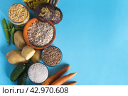 Продукты содержащие в своем составе сложные углеводы, крупным планом на синем фоне. Стоковое фото, фотограф Лозовая Людмила / Фотобанк Лори