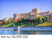 Москва-река с борта теплохода, Дом Архитекторов, Ростовская набережная, Москва (2023 год). Стоковое фото, фотограф Baturina Yuliya / Фотобанк Лори