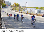 Город Тюмень. Велогонка посвященная Дню победы. Никольский мост (2016 год). Редакционное фото, фотограф Александр Тараканов / Фотобанк Лори