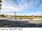Город Тюмень. Велогонка посвященная Дню победы. Никольский спуск (2016 год). Редакционное фото, фотограф Александр Тараканов / Фотобанк Лори