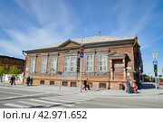 Город Тюмень, улица Ленина, 5. Бывшее Николаевское двухклассное городское училище. Город Тюмень (2016 год). Редакционное фото, фотограф Александр Тараканов / Фотобанк Лори