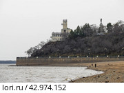 Город Хабаровск, Хабаровский край, Россия. Вид на берег реки Амур и Амурский Утёс. Вдали красивое здание на утёсе и памятник Муравьёву-Амурскому. Прохладная пасмурная весенняя погода. Путешествие на Дальний Восток России. Стоковое фото, фотограф Андрей Степанов / Фотобанк Лори