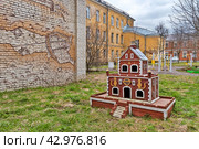Домик для кошек с надписью «Форт «Кошкин Дом». Двор на Петровской улице в Кронштадте. Санкт-Петербург (2024 год). Редакционное фото, фотограф Румянцева Наталия / Фотобанк Лори