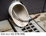 Выход завершающего участка кабельного обогрева водостока. Стоковое фото, фотограф Вячеслав Палес / Фотобанк Лори