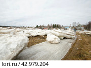 Огромные льдины на берегу. Весенний ледоход (2024 год). Стоковое фото, фотограф Яковлев Сергей / Фотобанк Лори