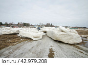 Огромные льдины на берегу. Весенний ледоход (2024 год). Стоковое фото, фотограф Яковлев Сергей / Фотобанк Лори