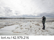 Мужчина фотографирует ледоход (2024 год). Стоковое фото, фотограф Яковлев Сергей / Фотобанк Лори