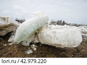 Огромные льдины на берегу. Весенний ледоход (2024 год). Стоковое фото, фотограф Яковлев Сергей / Фотобанк Лори