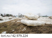 Огромные льдины на берегу. Весенний ледоход (2024 год). Стоковое фото, фотограф Яковлев Сергей / Фотобанк Лори