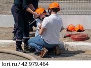 Father teaches his daughter Firefighter training outdoor. Стоковое фото, фотограф Irina Kuchugurina/Gaudy / Фотобанк Лори