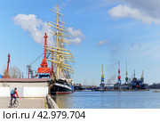 The barque Kruzenshtern at the pier. Quay and ships. Sailboat at the pier. (2022 год). Редакционное фото, фотограф Zima Nadezhda / Фотобанк Лори