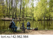 Воронцовский парк, Москва, Россия, Воронцовский пруд (2024 год). Рыбаки ловят рыбу, весна. Редакционное фото, фотограф Iva Noel / Фотобанк Лори
