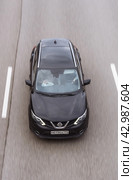 Aerial top down view of moving Nissan Qashqai on the highway road (2021 год). Редакционное фото, фотограф Константин Григорьев / Фотобанк Лори