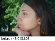 Портрет молодой задумчивой девушки. Стоковое фото, фотограф Константин Григорьев / Фотобанк Лори