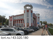 Кинотеатр "Звезда" в городе Твери, Россия (2023 год). Редакционное фото, фотограф Елена Коромыслова / Фотобанк Лори