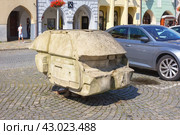 Cement cast of a car body. Ceske Budejovice, Czech Republic (2018 год). Редакционное фото, фотограф Belikart / Фотобанк Лори