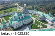Drone view of the Resurrection New Jerusalem Stavropigial Monastery in the city of Istra, Russia. Стоковое видео, видеограф Яков Филимонов / Фотобанк Лори