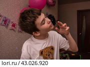 Огромный мадагаскарский таракан у мальчика в руках. A huge Madagascar cockroach in the boy's hands. (2024 год). Редакционное фото, фотограф Мария / Фотобанк Лори