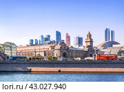 Москва-река с борта теплохода, мост Богдана Хмельницкого и Киевский вокзал, Москва (2023 год). Стоковое фото, фотограф Baturina Yuliya / Фотобанк Лори