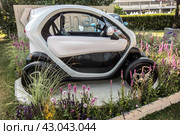 Urban mini electric car at the festival of landscape art in Moscow (2017) Редакционное фото, фотограф Iva Noel / Фотобанк Лори