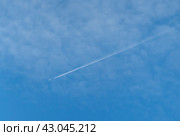 A long trail of jet plane on blue sky. Стоковое фото, фотограф Фотограф / Фотобанк Лори