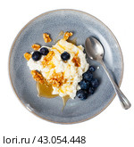 Traditional Catalan mato con miel, delicate soft whey cheese made from sheep milk served for breakfast with honey, walnuts and blueberries. Стоковое фото, фотограф Яков Филимонов / Фотобанк Лори