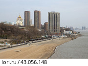 Город Хабаровск, Хабаровский край, Россия. Вид на берег реки Амур, многоэтажные жилые здания и Спасо-Преображенский кафедральный собор. Набережная реки Амур. Весенний сезон, апрель. Путешествие на Дальний Восток России. (2023 год). Редакционное фото, фотограф Андрей Степанов / Фотобанк Лори