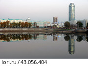 Екатеринбург: отражения в Городском пруду (2017 год). Редакционное фото, фотограф Алексей Иванов / Фотобанк Лори