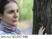 Портрет молодой женщины на природе. Стоковое фото, фотограф Константин Григорьев / Фотобанк Лори