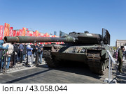 Выставка трофейной военной техники на Поклонной горе в Москве. Уничтоженный немецкий танк Leopard 2A6 на Украине (2024 год). Редакционное фото, фотограф Наталья Волкова / Фотобанк Лори