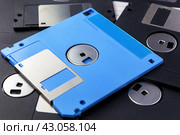 Синяя и черные 3,5 дюймовые дискеты крупным планом. Blue and black 3.5 inch floppy disks as background. Стоковое фото, фотограф Лариса Гордеева / Фотобанк Лори