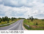 Узкая дорога в сельской местности, проходящая среди холмов.  Narrow road in the countryside, passing among the hills. Стоковое фото, фотограф Лариса Гордеева / Фотобанк Лори