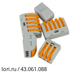 Соединители проводов без пайки на белом фоне. Push-wire connector  on white background. Стоковое фото, фотограф Татьяна Д / Фотобанк Лори
