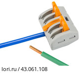 Соединители проводов без пайки на белом фоне. Push-wire connector  on white background. Стоковое фото, фотограф Татьяна Д / Фотобанк Лори