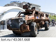 Выставка трофейной военной техники на Поклонной горе в Москве. бронеавтомобиль Bushmaster PMV. Производитель - Австралия. Уничтожен на Украине (2024 год). Редакционное фото, фотограф Наталья Волкова / Фотобанк Лори