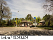 Вход в Ботанический сад МГУ на Ленинских горах/ Entrance to the Botanical Garden of Moscow State University on the Lenin Hills (2024 год). Редакционное фото, фотограф Iva Noel / Фотобанк Лори
