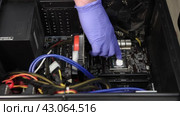 Applying thermal paste to a computer processor chip. High quality FullHD footage (2021 год). Редакционное видео, видеограф Владимир Григорьев / Фотобанк Лори