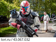 Фанат в костюме героя из саги Звездные войны (Star Wars) во время празднования Дня Star Wars 4 мая в городе Москве, Россия (2024 год). Редакционное фото, фотограф Николай Винокуров / Фотобанк Лори
