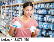 Woman choosing bulbs in store. Стоковое фото, фотограф Яков Филимонов / Фотобанк Лори
